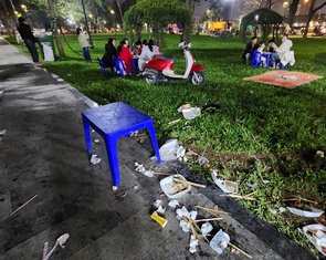 Rác ngập lối đi tại Liên hoan ẩm thực quốc tế Huế