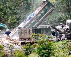 Chủ tịch Hà Nội chỉ đạo kiểm tra, làm rõ sau bài điều tra tùy tiện đổ rác thải xây dựng của Tuổi Trẻ
