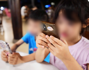 Con chơi game, lên mạng xã hội sớm: Cấm hay 'nương theo'?