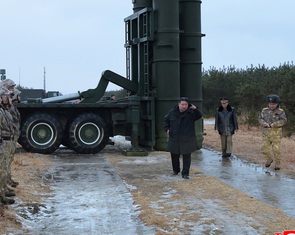 Ông Kim Jong Un thị sát nhà máy tàu ngầm hạt nhân, xem phóng tên lửa cao 200km 'vào không gian'