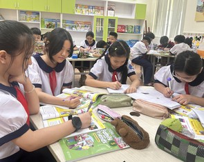 Phải tốn phí dịch vụ khi đóng học phí, phụ huynh nói 'quá vô lý'