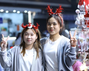 Đêm Noel, trung tâm Hà Nội rực rỡ và đông vui như lễ hội đường phố