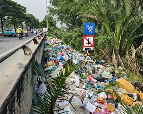 Quăng rác thành đống dưới chân cầu ở TP.HCM, UBND xã sẽ trích xuất camera phạt nguội