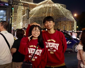 Trời vừa tạnh mưa, nhiều nhà thờ, xóm đạo ở TP.HCM đông nghẹt người dự lễ, đón Noel