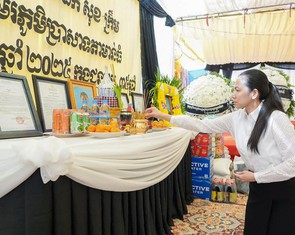 Phu nhân Thủ tướng Campuchia dự lễ tang các binh sĩ trong giao tranh biên giới với Thái Lan