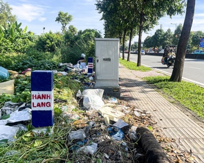 Phường Thủ Đức nói gì khi rác thải dày đặc dọc đường Phạm Văn Đồng?