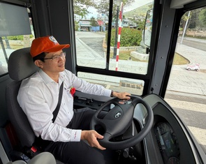 Chủ tịch Côn Đảo cầm lái chở hành khách xe buýt điện đầu tiên tại đặc khu
