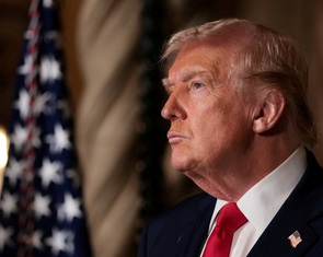 Ông Trump triệu hồi gần 30 đại sứ: Đảng Dân chủ cảnh báo, Bộ Ngoại giao bảo vệ