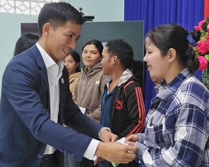 Tuổi Trẻ và GREENFEED Việt Nam trao 900 triệu đồng tái thiết cuộc sống dân vùng lũ Khánh Hòa