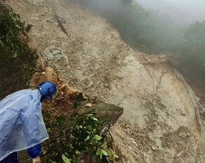 Đường lên đỉnh Bạch Mã sạt lở nghiêm trọng, du lịch tạm ngưng vô thời hạn