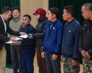 Báo Tuổi Trẻ cùng GREENFEED trao 1,2 tỉ đồng cho người dân Hà Tĩnh bị ảnh hưởng bởi bão lũ