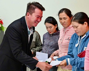 Nhận quà tái thiết từ Tuổi Trẻ và GREENFEED, dân vùng lũ xúc động: 'Biết cảm ơn sao cho hết'