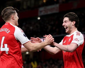 Ba 'đại gia' cùng thắng 2-1, ngôi đầu Premier League không đổi