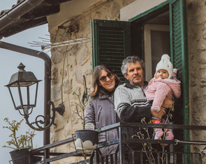 Ngôi làng Ý đón em bé đầu tiên sau 30 năm, nhiều người đổ xô tới xem