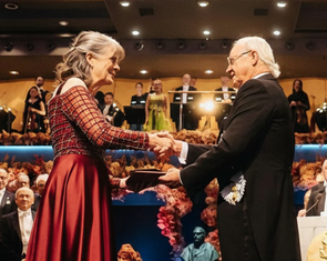 Nhà khoa học nữ Nobel Y học 2025: Cảm ơn những tấm gương đã cho tôi lòng can đảm