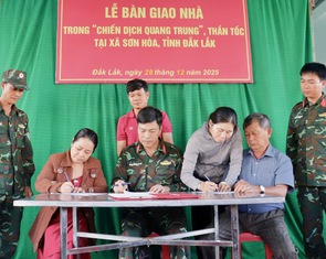 Bàn giao 5 căn nhà đầu tiên trong Chiến dịch Quang Trung cho người dân vùng lũ Phú Yên cũ