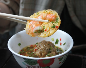 Khách của cô Tư: Còn sống ngày nào là còn ăn bánh căn ngày đó