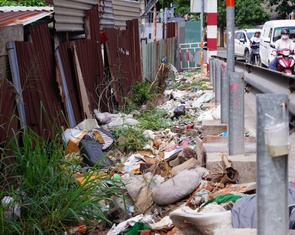 Rác sinh hoạt, rác xây dựng đổ tràn lan như trêu ngươi ở TP.HCM