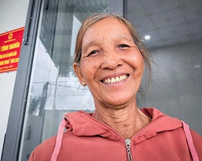 Một tháng 'thần tốc' dựng mái nhà ở những ngôi làng tan hoang, nụ cười của dân ấm lại