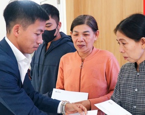 Dân vùng lũ nhận quà tái thiết của Tuổi Trẻ và GREENFEED: Có thêm tiền mua lúa giống cho vụ mùa mới