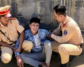 CSGT Tây Ninh khống chế thanh niên đi xe máy ngược chiều, quăng ví chứa ma túy để bỏ chạy