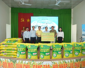 Phân Bón Cà Mau trao gần 20 tấn phân bón hỗ trợ nông dân Đồng Tháp