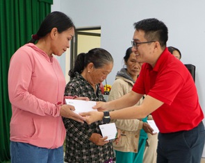 Tuổi Trẻ và GREENFEED tiếp sức 1 tỉ đồng cho người dân vùng lũ Đà Nẵng