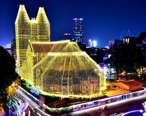 Nhà thờ Đức Bà lên đèn đón Giáng sinh, người dân nô nức đến check-in