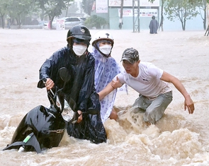 Áp thấp nhiệt đới suy yếu thành vùng áp thấp, Quảng Trị đến Khánh Hòa có nơi mưa to