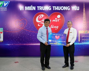 EVNHCMC trao 200 triệu đồng cho Quỹ 'Chung một tấm lòng: Vì miền Trung thương yêu'