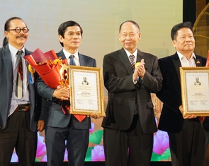 Họa sĩ Lê Sa Long và bộ tranh Thương lắm đồng bào tôi nhận giải Đào Tấn