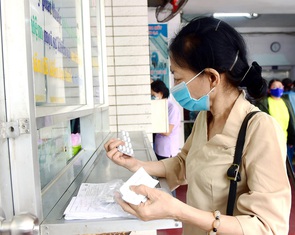Người bệnh phản ảnh không được kê đơn thuốc 2-3 tháng/lần, Bộ Y tế nói gì?