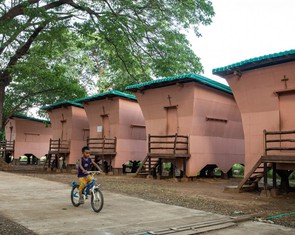 Những ngôi nhà tre chống động đất với giá 'bằng một chiếc điện thoại thông minh' tại Myanmar