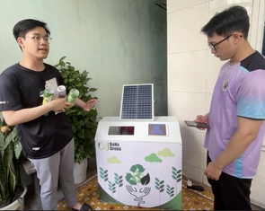 Sinh viên làm thùng rác tự phân loại rác