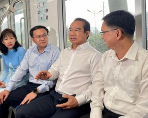 Chủ tịch UBND TP.HCM đi metro số 1 đến Trung tâm Phục vụ hành chính công trong ngày đầu ra mắt