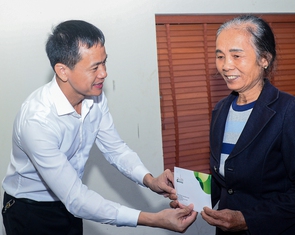 Báo Tuổi Trẻ và GREENFEED trao sinh kế cho người dân Bắc Ninh sau bão lũ