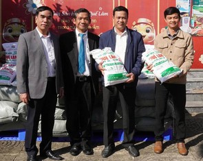 Nước bạn Lào hỗ trợ Huế 10 tấn gạo khắc phục hậu quả mưa lũ