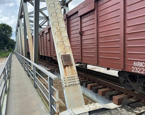 Nước lũ uy hiếp, công ty đường sắt điều đoàn tàu 200 tấn ra 'giữ' cầu