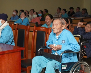 Cựu chiến binh nghẹn ngào xem Mưa đỏ trong bệnh viện