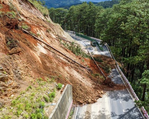 Cận cảnh vết sạt lở vùi lấp mặt đường đèo Prenn