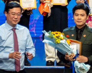 Viết tiếp câu chuyện hòa bình của Nguyễn Văn Chung tiếp tục nhận giải thưởng