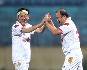 Đại biểu Quốc hội đá bóng, quyên góp tiền ủng hộ đồng bào bị mưa lũ