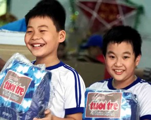 Quà của bạn đọc Tuổi Trẻ đến với thầy trò vùng lũ Khánh Hòa