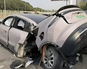 Xe điện gãy đôi sau tai nạn, cả pin và người đều không hề hấn gì