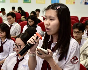 Học thực tế tại báo Tuổi Trẻ, học sinh hỏi cách tránh tin tiêu cực trên mạng xã hội