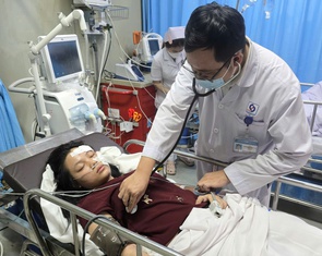 Nạn nhân vụ cháy quán bún ốc: 'Tôi đu cục nóng máy lạnh rồi nhảy từ tầng 3 xuống đất'