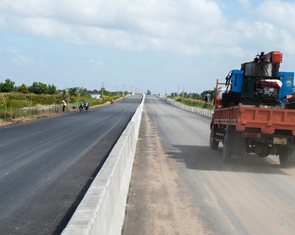 2.100 người làm xuyên đêm để 14 ngày nữa thông xe kỹ thuật cao tốc Cần Thơ - Cà Mau