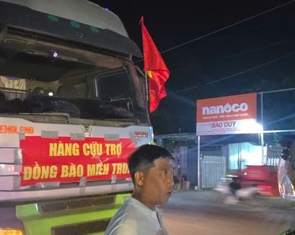 Dán băng rôn hàng cứu trợ trên xe để chở gạo quá tải là hành vi đáng lên án