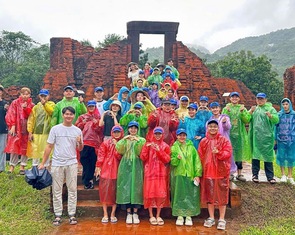 Trường 'cân não' tổ chức cho sinh viên đi thực tế khi mưa lũ phức tạp