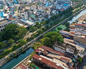 Dự án cải tạo kênh Hàng Bàng còn vướng 19 căn nhà sau chợ Bình Tây, kéo dài tiến độ đến 2026